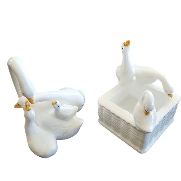2 Vintage Swan Family Figurines Porcelain Mother & Cygnets Beautiful Condition! - Picture 1 of 4